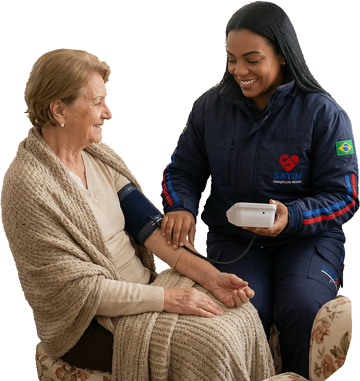 Equipe médica atendendo paciente idosa com ambulância em Porto Seguro da SATIM